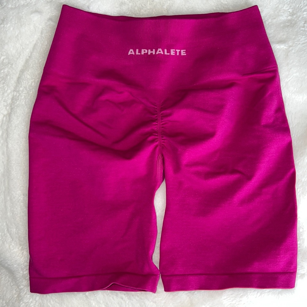 AMPLIFY SHORT 5inch inseam 
Women's Seamless Scrunch Short
Color : Magenta🩷🤍